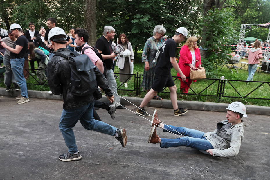 «Бауманские тазы» — традиция, которую ежегодно в последнюю пятницу июня устраивают студенты МГТУ имени Баумана, чтобы отметить получение диплома
