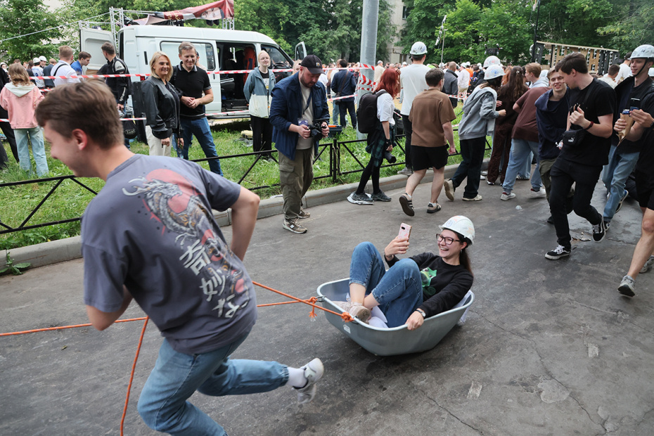 «Бауманские тазы» — традиция, которую ежегодно в последнюю пятницу июня устраивают студенты МГТУ имени Баумана, чтобы отметить получение диплома