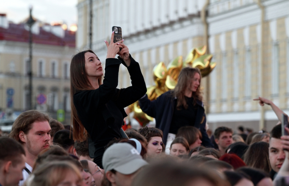 Зрители во время концерта на празднике выпускников ‭«Алые паруса» на Дворцовой площади в Санкт-Петербурге
