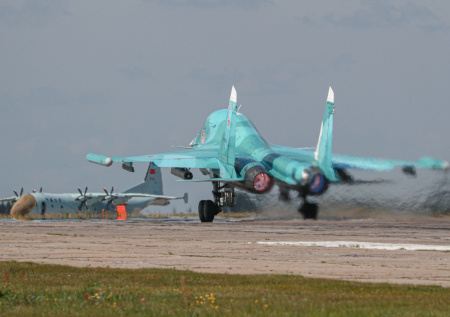 В Сети появились кадры боевого вылета Су-34 с мощной бомбой ФАБ-1500