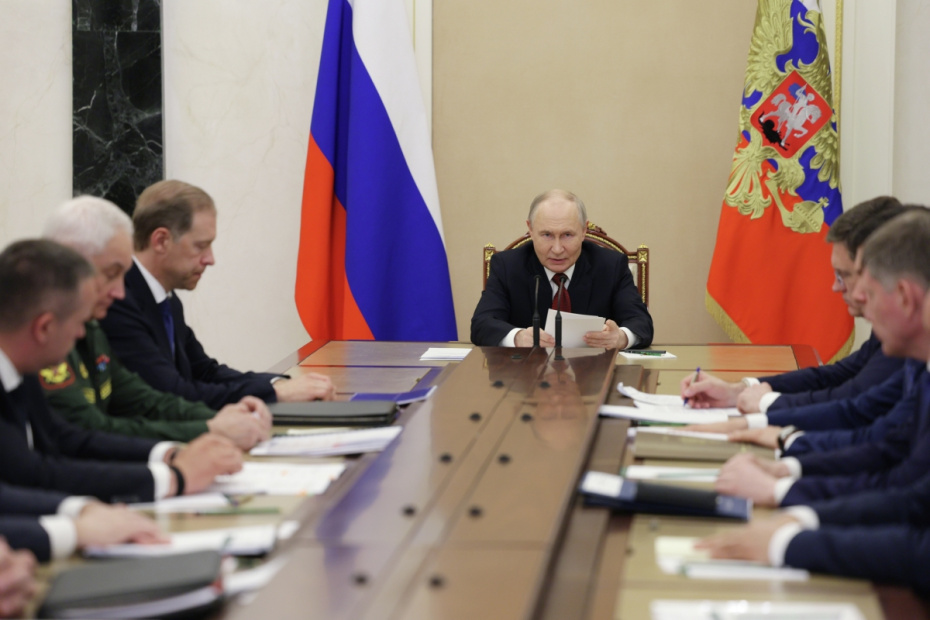 Президент РФ Владимир Путин проводит совещание по обеспечению топливом внутреннего рынка