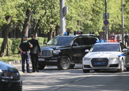 Появились кадры с места прощания с экс-министром обороны России Ивановым