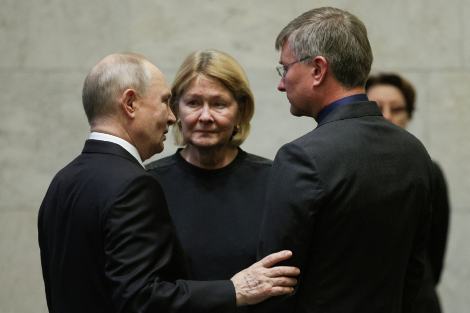 Президент РФ Владимир Путин, жена Сергея Иванова Ирина и сын Сергея Иванова Сергей во время прощания с бывшим министром обороны, спецпредставителем президента Сергеем Ивановым в Центральной клинической больнице (ЦКБ) в Москве
