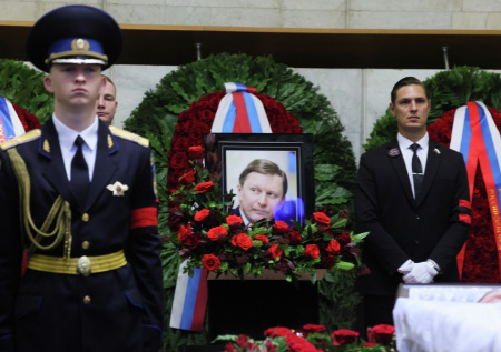 Иванова похоронили рядом с сыном