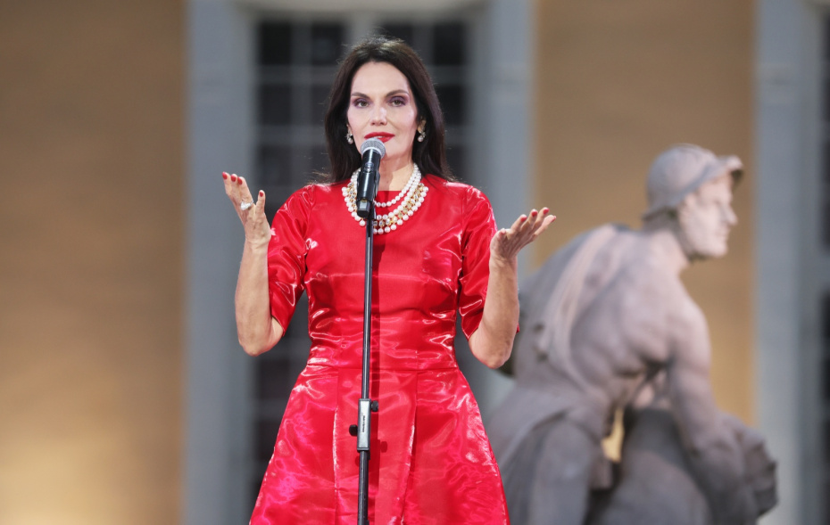 Певица Нина Шацкая выступает на XXXV церемонии награждения лауреатов Первой театральной премии «Хрустальная Турандот»