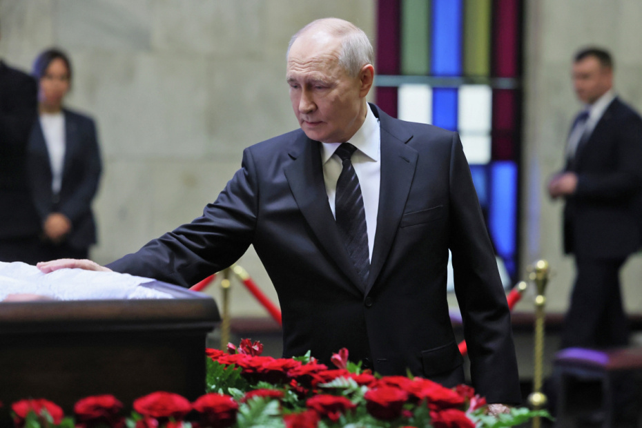 Владимир Путин во время прощания с бывшим министром обороны, спецпредставителем президента Сергеем Ивановым в Центральной клинической больнице в Москве