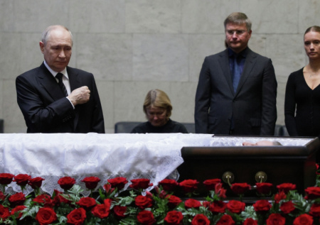 Появились кадры прощания Путина с Ивановым