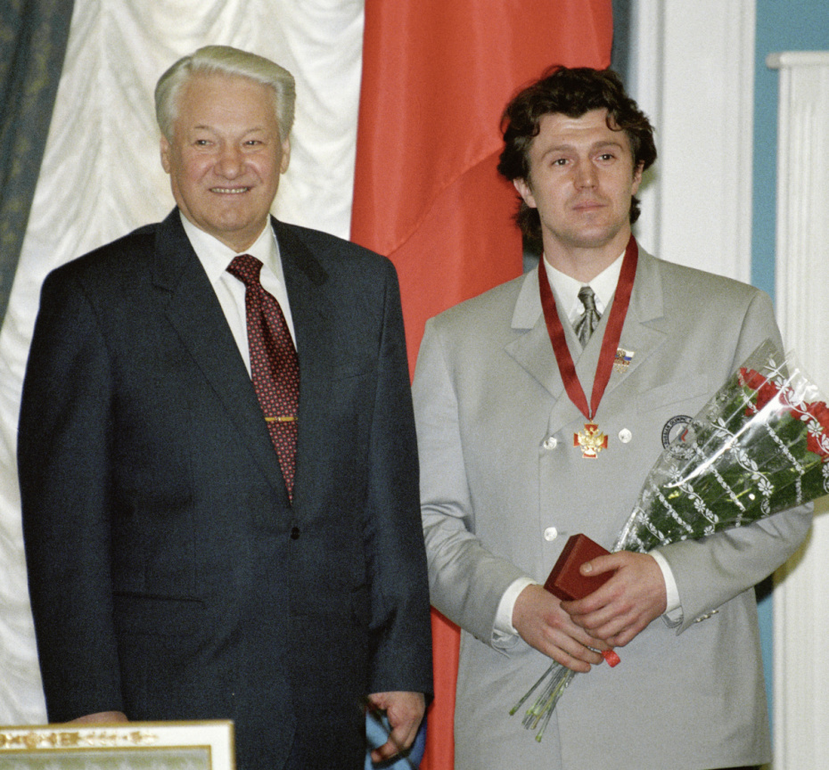 Президент РФ Борис Ельцин (слева) и чемпион Олимпиады в Нагано фигурист Артур Дмитриев (справа) после награждения орденом «За заслуги перед Отечеством», 1998 год