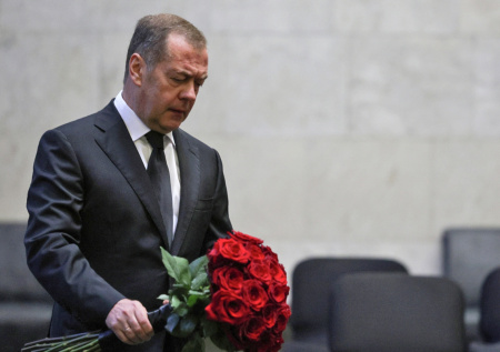 Медведев приехал на церемонию прощания с Ивановым с букетом алых роз