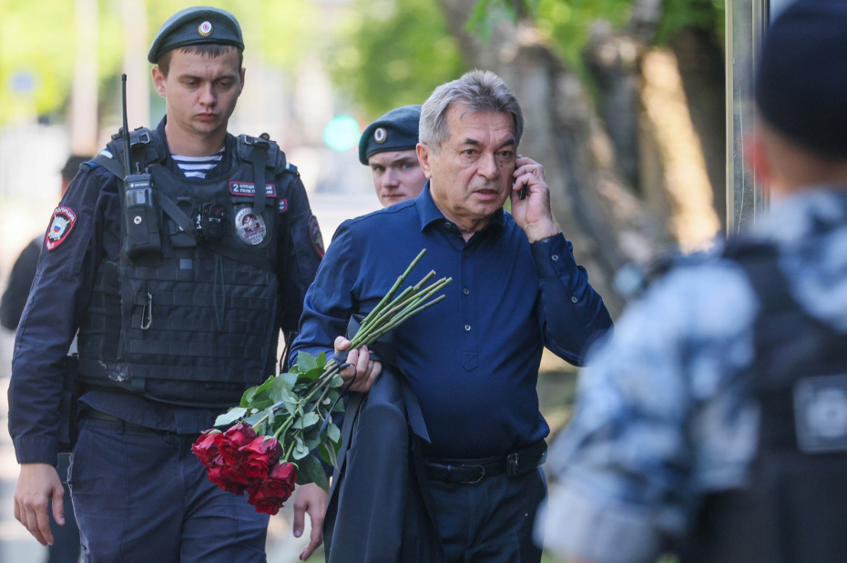 Евгений Школов во время прощания с бывшим министром обороны, спецпредставителем президента Сергеем Ивановым в Центральной клинической больнице (ЦКБ) в Москве