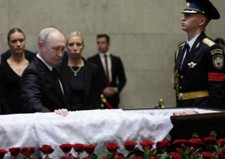 Путин посетил церемонию прощания с Ивановым
