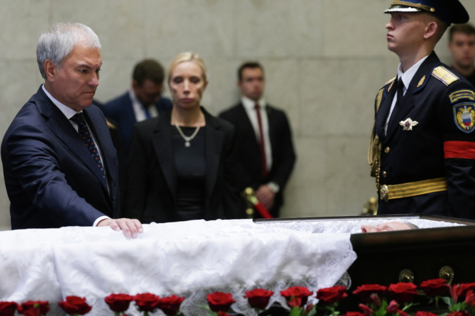 Вячеслав Володин во время прощания с бывшим министром обороны, спецпредставителем президента Сергеем Ивановым в Центральной клинической больнице (ЦКБ) в Москве