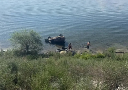 В Бурятии автомобиль опрокинулся в озеро Гусиное