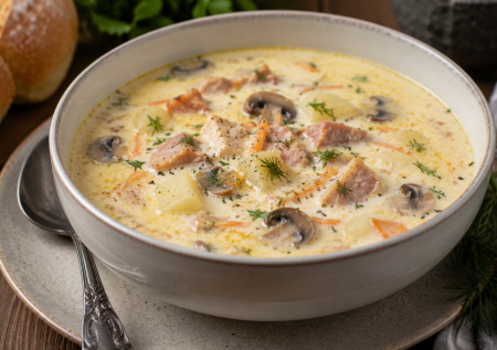 Одной тарелки всегда мало: беру копченую курицу, грибы и плавленый сыр, варю обалденный сырный суп