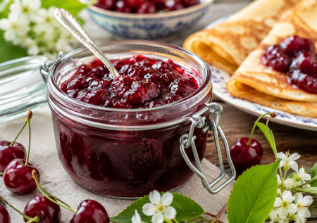 Кручу вишню на мясорубке: такое варенье удивляет всех вкусом — идеально к блинчикам, сырникам и просто к чаю