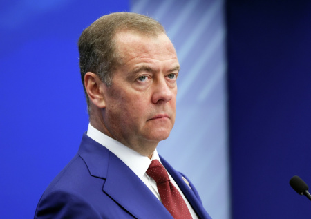 Медведев прибыл в Тегеран на прощание с Хаменеи