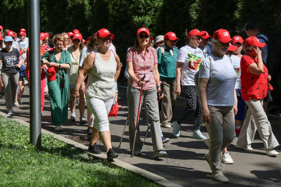 Участники «Московского долголетия» на фестивале «10 000 шагов»