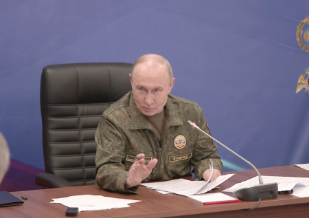 В Британии увидели тревожный сигнал в появлении Путина в военной форме