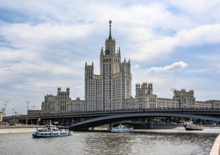 Руфер залез на шпиль высотки на Котельнической набережной Москвы