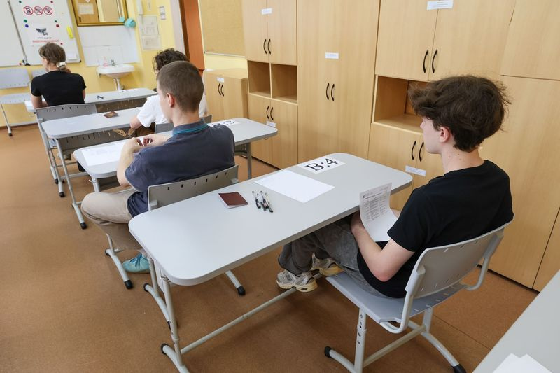 Выпускники в классе перед началом ЕГЭ
