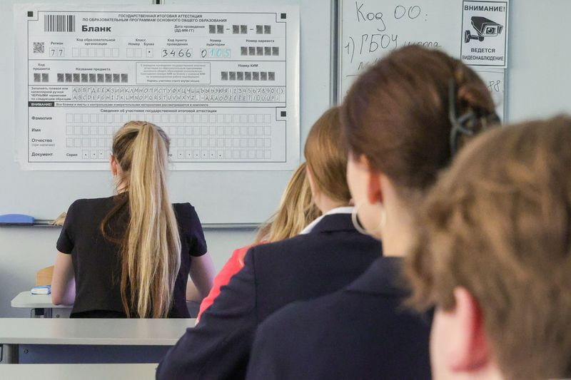 Выпускники в классе перед началом единого государственного экзамена по математике