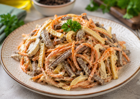 Сытный, бюджетный и супервкусный: салат из куриной печени — легко заменит ужин