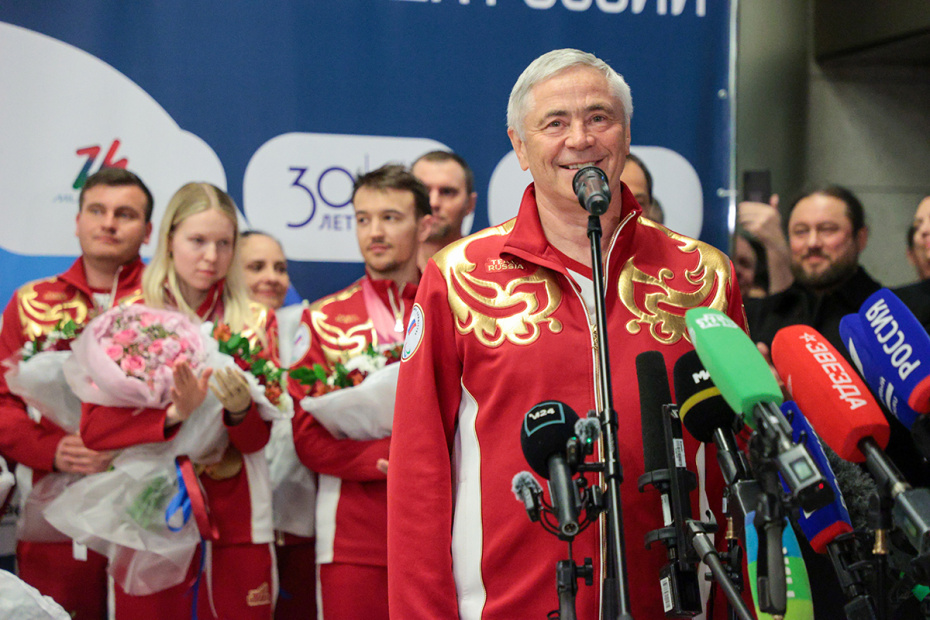 Павел Рожков во время встречи сборной России в аэропорту Внуково после возвращения с XIV зимних Паралимпийских игр в Италии