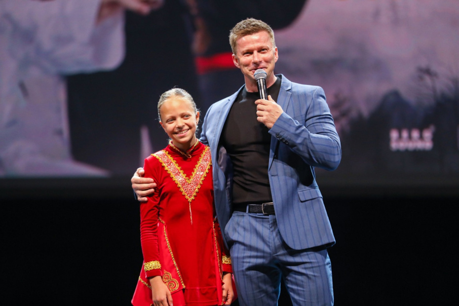 Актриса Алина Соколова и актер Роман Курцын представили картину режиссера Алексея Алферова «Малыш-каратист» на Международном кинофестивале «В кругу семьи» в Ярославле