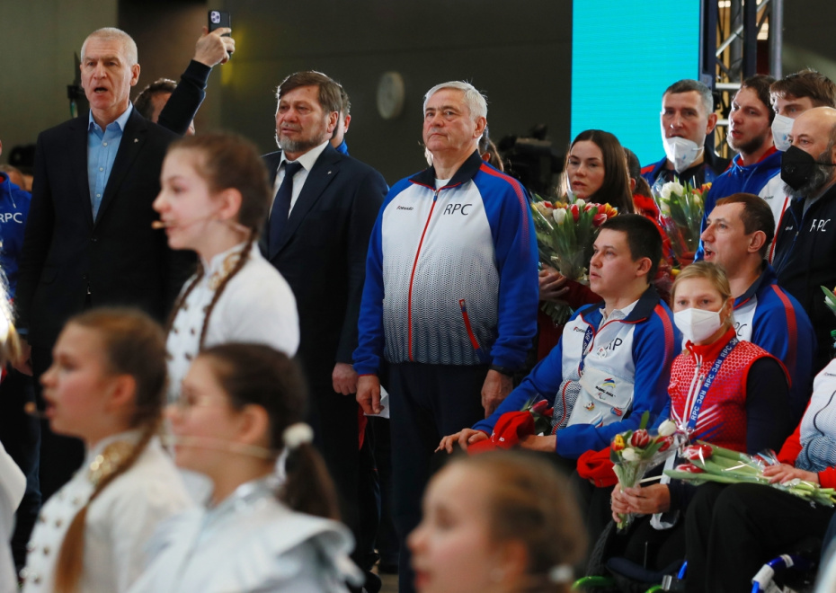 Павел Рожков (в центре) на торжественной встрече паралимпийцев из Пекина в аэропорту Шереметьево, 2022 год