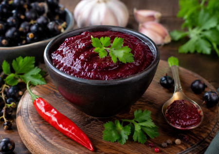 Летом вместо кетчупа делаю ткемали из смородины: шикарный соус к мясу и рыбе