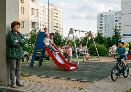 Хулиганка устала от шума: женщина вышла с ножом против детворы