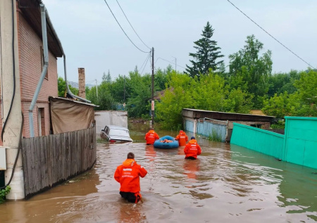 В Красноярске начали откачивать воду с затопленных улиц