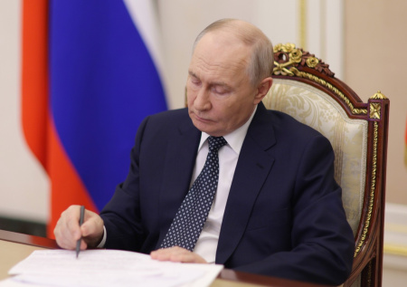 Путин поручил включить курс русского языка в программы всех вузов