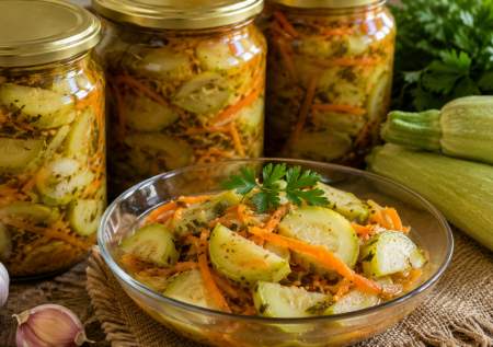 Закуска из кабачков на зиму «Пава»: нравится, что готовится почти без масла и остается легкой — банки заканчиваются раньше огурцов