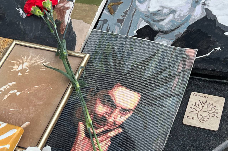 Могила Михаила Горшенева на Богословском кладбище в Санкт-Петербурге