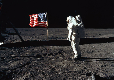 Астронавтам NASA грозили тюремные сроки за разговоры о пришельцах на Луне