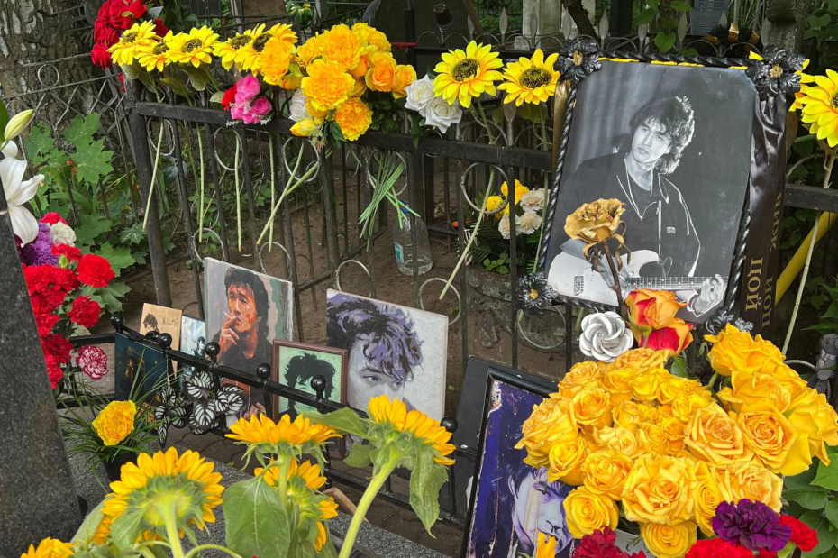Могила Виктора Цоя на Богословском кладбище в Санкт-Петербурге