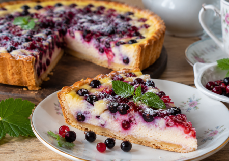 Песочную основу заливаю сметаной и раскладываю ягоды — летний пирог вкуснее любого торта