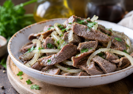 Самое недорогое и нежирное мясо: готовим куриные желудочки так, чтобы улетели со стола — всего-то маринад и лук
