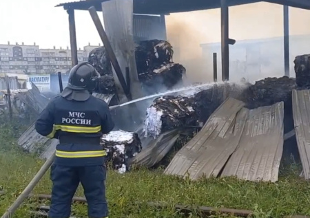 В Красноярске локализовали пожар на складе с макулатурой
