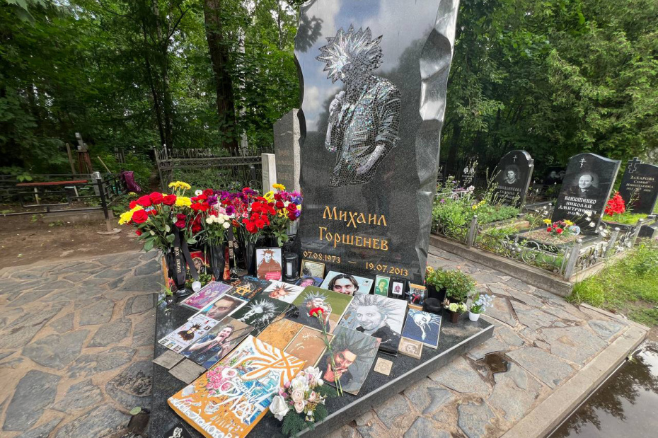 Могила Михаила Горшенева на Богословском кладбище в Санкт-Петербурге