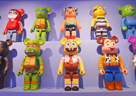 От Бэнкси до «Смешариков»: яркие кадры с масштабной выставки Super Toys