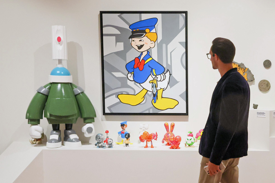 Посетитель выставки дизайнерских игрушек Super Toys в ДК «Кристалл» в Москве