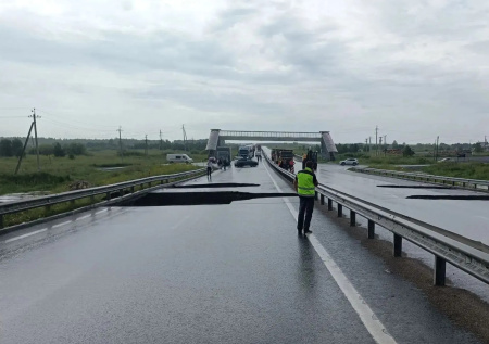 Связывающую два крупных российских города трассу закрыли из-за погоды
