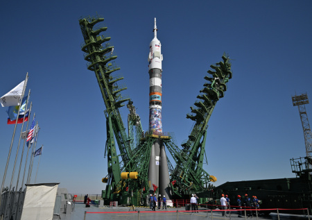 Роскосмос показал снимок приготовленной к полету ракеты на Байконуре