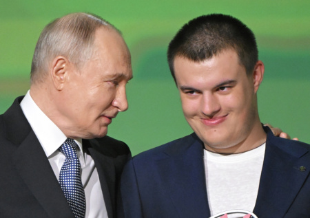 Путин вручил премию спасшему 23 человека в Дагестане юноше