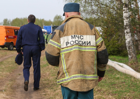 Спасатели из Кузбасса распилили машину с застрявшим внутри ребенком