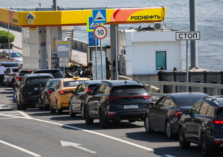МВД пообещало отменить штрафы за стоянку в очередях на АЗС