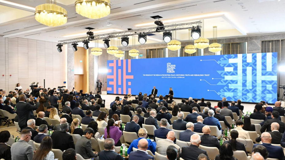 Президент Азербайджана Ильхам Алиев во время пресс-конференции по случаю открытия форума