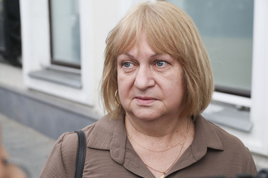 Ирина Барбашова, жена друга актера, народного артиста РФ Юрия Смирнова перед церемонией прощания на основной сцене Театра на Таганке